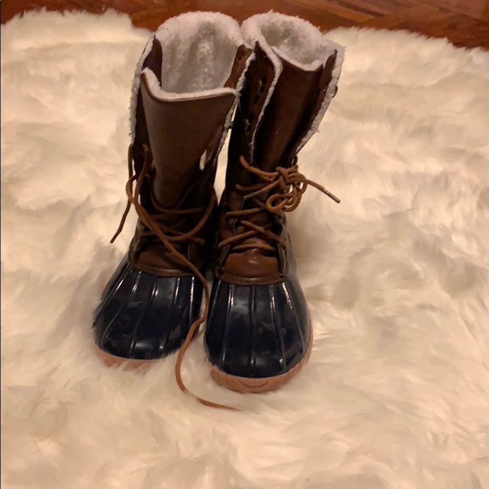 Black and blue winter boots